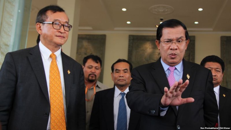 Lãnh đạo đối lập Sam Rainsy và Thủ tướng Hun Sen. Ảnh: Reuters.