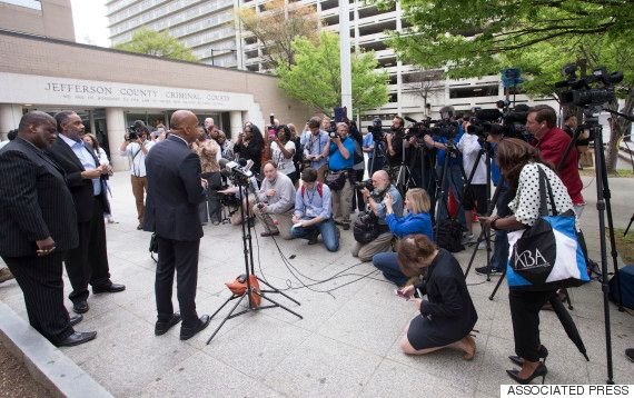 Luật sư Bryan Stevenson đang trả lời báo chí về vụ án của cựu tử tù Anthony Ray Hinton ngày 3/4/2015, ngay sau khi Anthony được trả tự do. Ảnh: AP