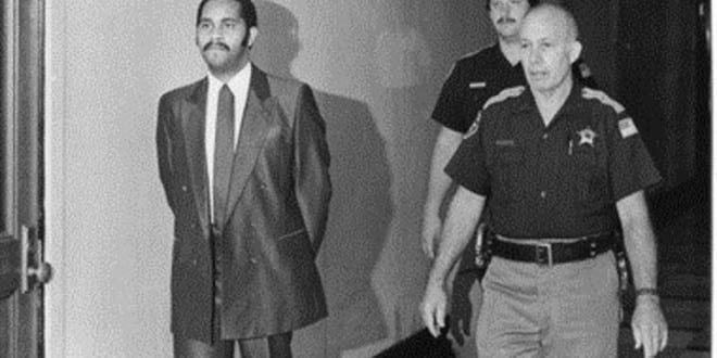 Anthony Ray Hinton bị áp giải ra tòa. Ảnh: al.com