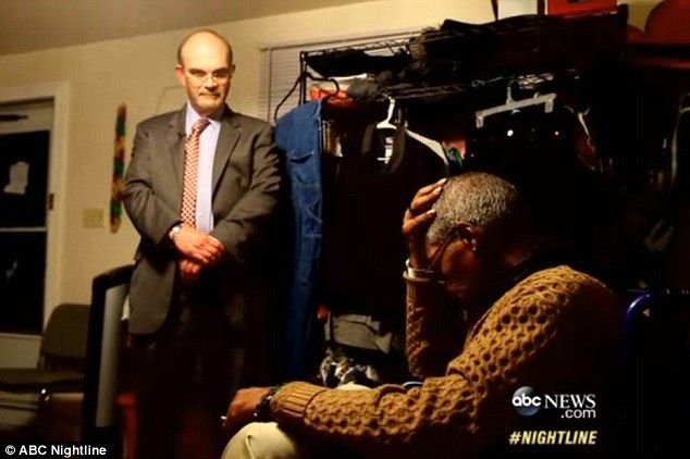 Cựu Công tố viên A.M. "Marty" Stroud III gặp mặt và trực tiếp xin lỗi ong Glenn Ford. Ảnh: ABC News