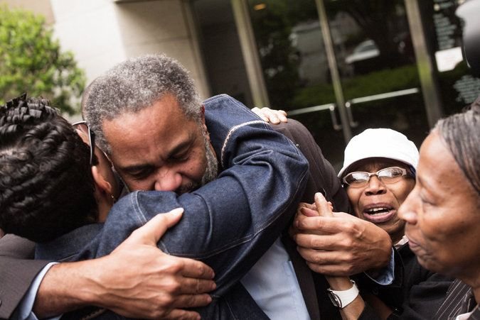 Anthony Ray Hinton trong vòng tay người thân và bạn bè. Ảnh: New York Times