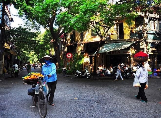 Hoạt động bán hàng rong tấp nập ở cả lề đường lẫn vỉa hè Hà Nội. Ảnh: Chưa rõ nguồn.