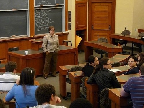 Giáo sư Elena Kagan (hiện nay là một thẩm phán Tối Cao Pháp Viện) trong một giờ giảng tại trường luật Harvard (Nguồn ảnh: newbostonpost.com)