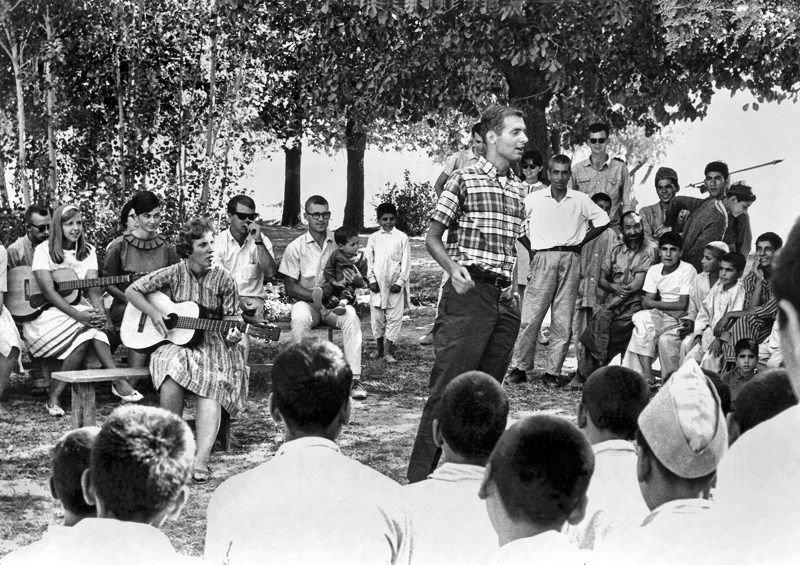 Tình nguyện viên của Peace Corps tham gia sinh hoạt cộng đồng ở Kabul, Afghanistan năm 1965. Ảnh: zeroanthropology.net.