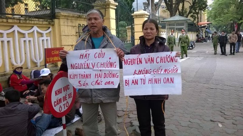 Cha mẹ của tử tù Nguyễn Văn Chưởng kêu oan cho con, Hà Nội, tháng 12/2014. Nguồn ảnh: FB Mai Dũng. 