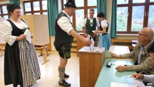 Người dân Đức bỏ phiếu tại một điểm bầu cử. Ảnh: BBC