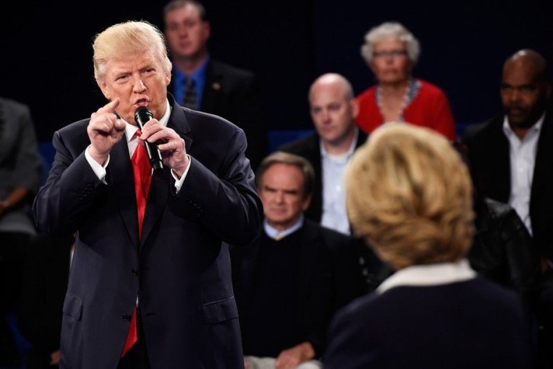 Donald Trump: "Bà sẽ vào tù". Ảnh: WSJ