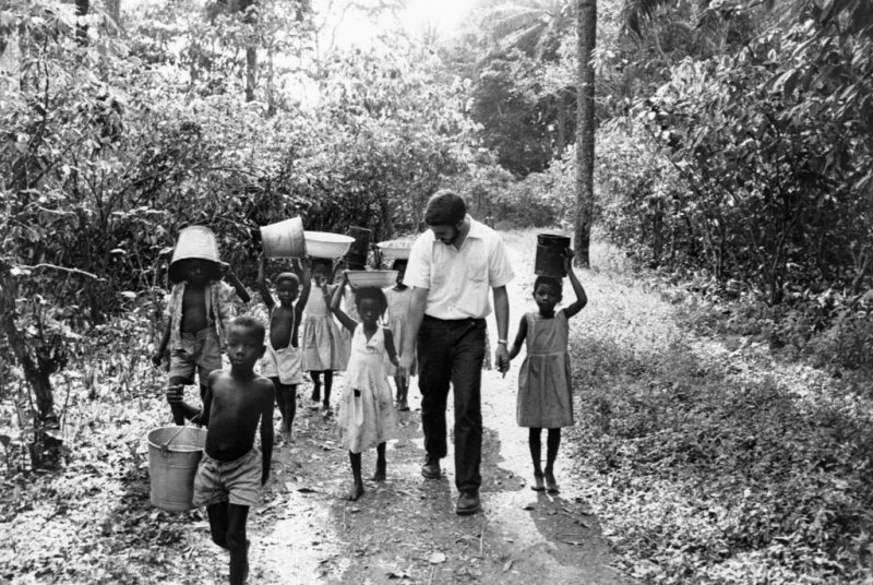 Một tình nguyện viên của Peace Corps ở Togo những năm 1960. Ảnh: Getty Images.