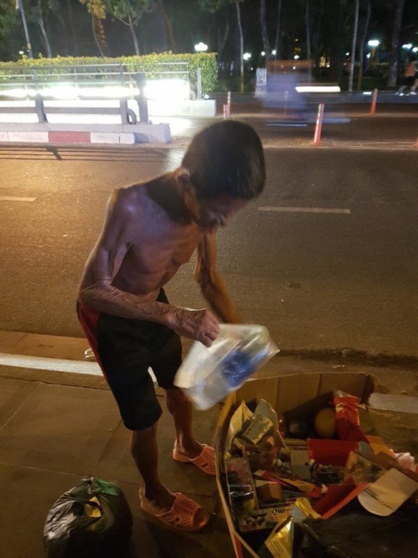 Sống bám mặt đường. Ảnh: Phạm Đoan Trang/Luật Khoa.