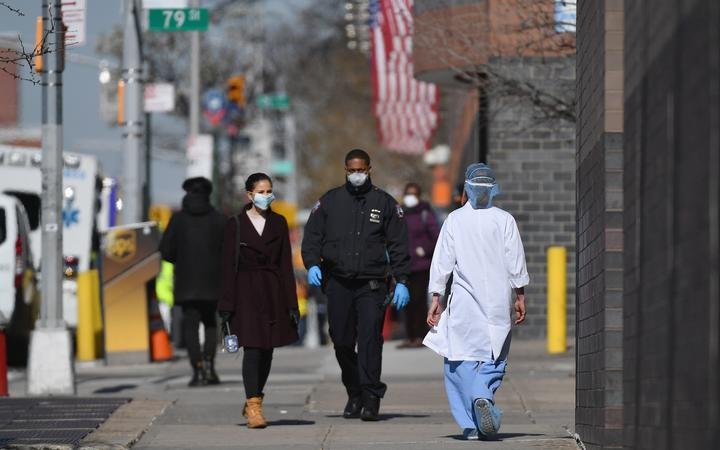 Thành phố New York vẫn đang chống chọi với đại dịch COVID-19 bằng lệnh phong tỏa. Ảnh: AFP.