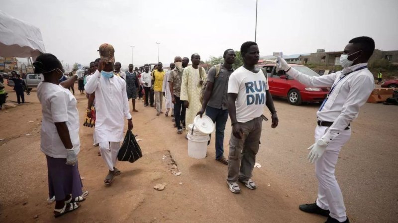 Cảnh kiểm tra thân nhiệt ở Nigeria, ngày 30/3/2020. Ảnh: AFP.