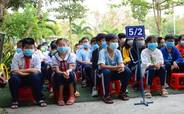 Học sinh phải đeo khẩu trang đi học thời gian qua. Ảnh: Chưa rõ nguồn.